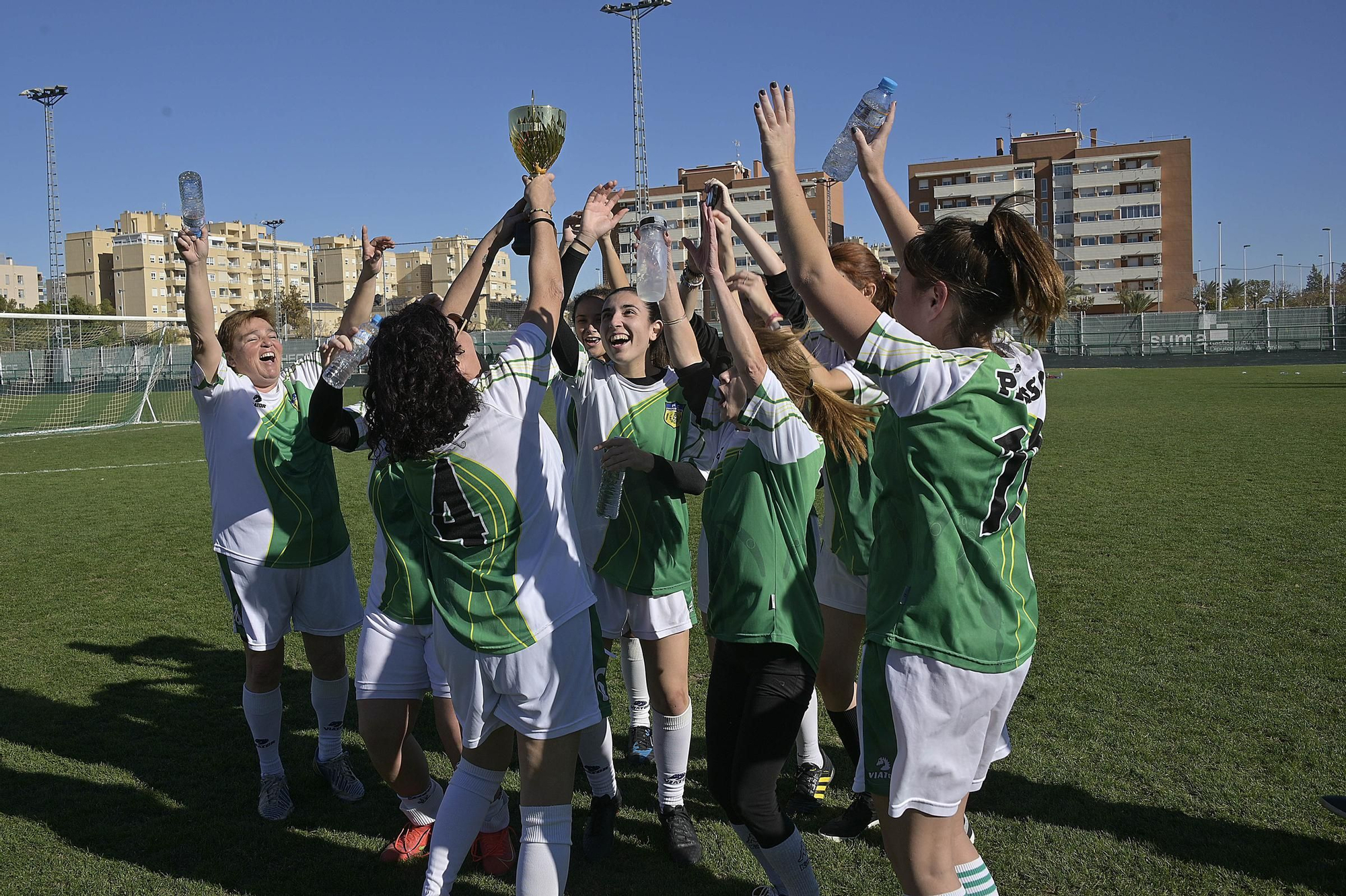 Partido de futbol benefico populares informadores