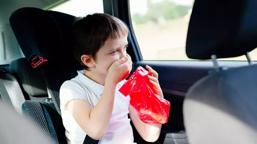 Cuatro consejos para evitar los mareos de los niños en el coche