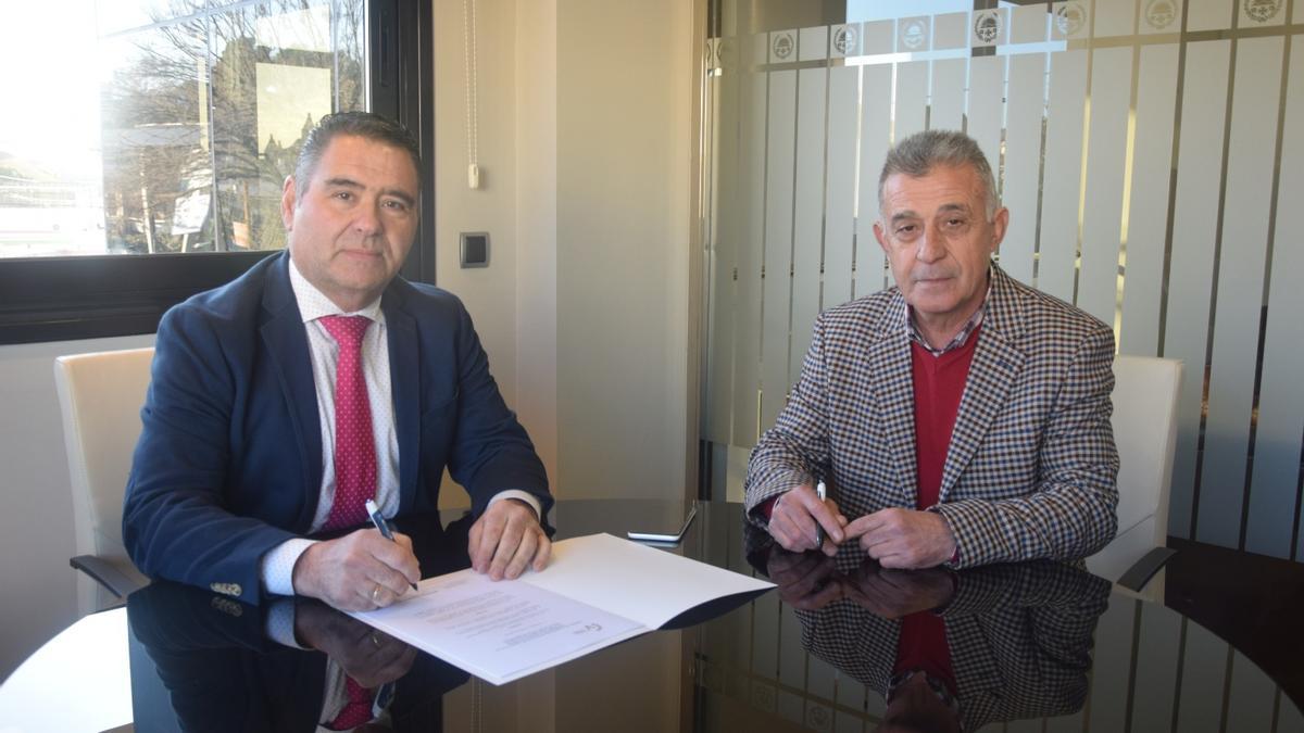 Miguel Ángel Perea y Emilio Monterroso firman el acuerdo.