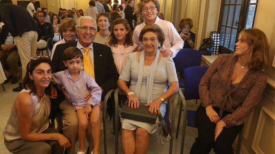 Antonio Luque, junto a su familia, tras recibir el homenaje del Colegio de Arquitectos.