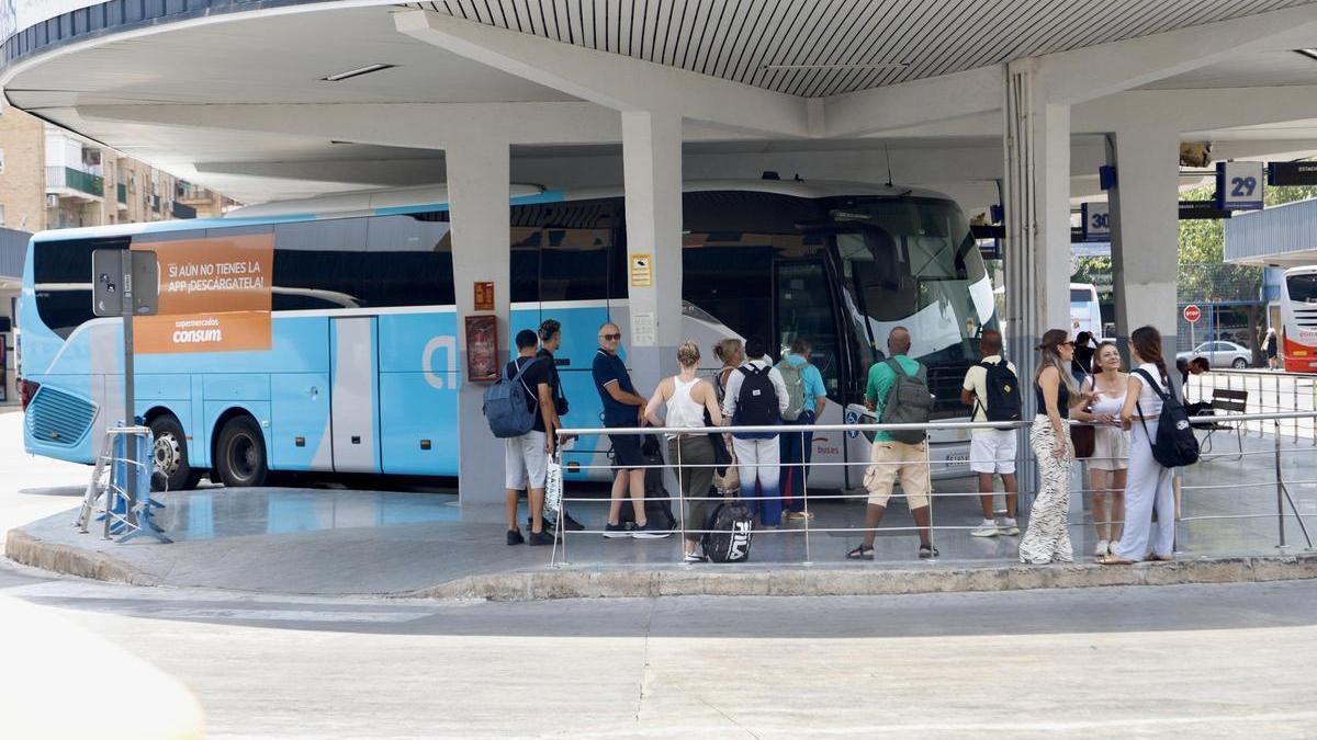 Usuarios esperando a montarse en un autobús de la empresa Alsa en la estación de San Andrés de Murcia, este martes.