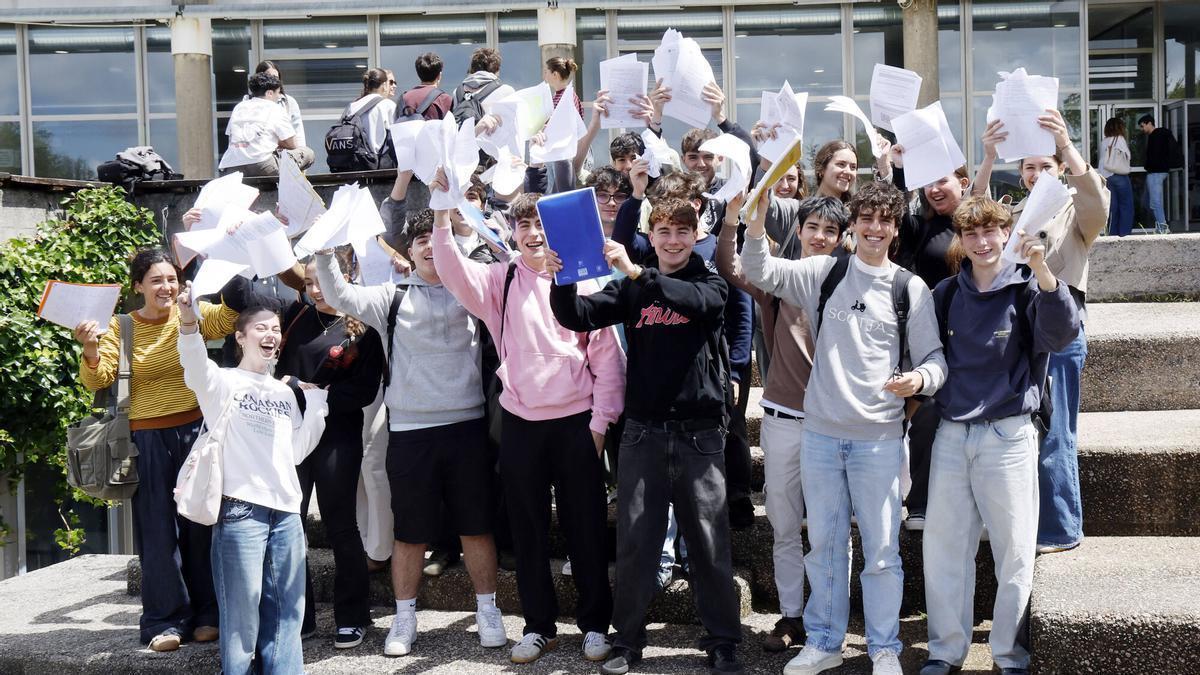 Salida de estudiantes de la Facultad de Económicas de la Universidad de Vigo tras finalizar el último examen de las  PAU.