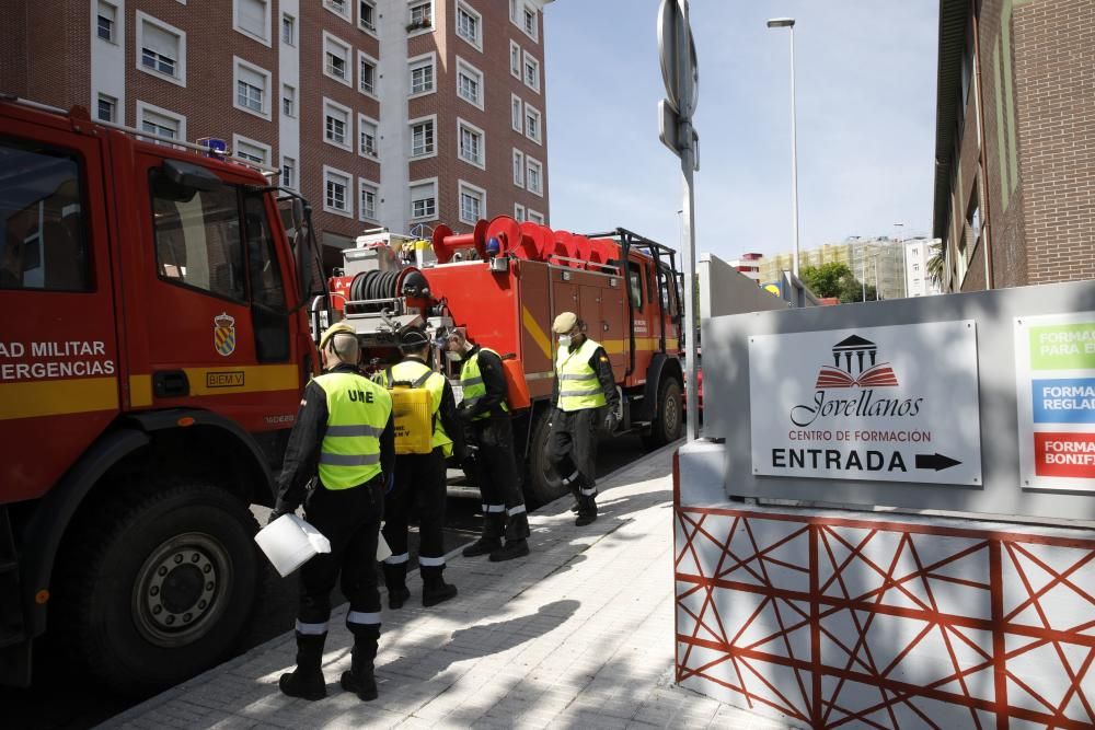 La UME desinfecta el centro de mayores de Jovellanos