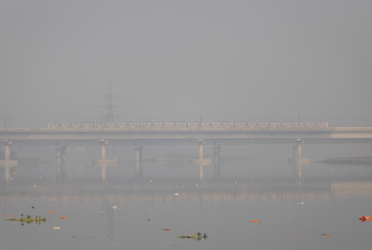 Nueva Delhi amanece bajo una intensa niebla