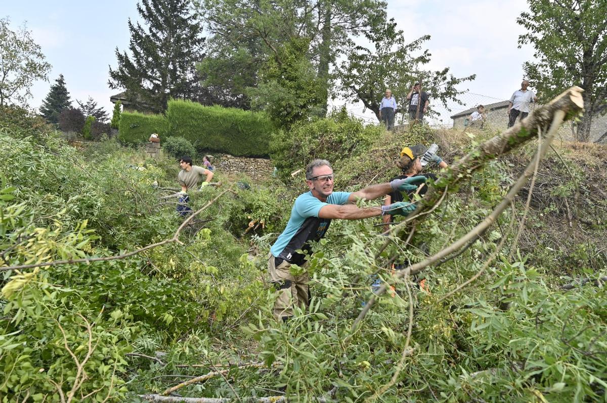 Voluntarios de Baros y Navasa haciendo labores de desbroce para defender sus pueblos