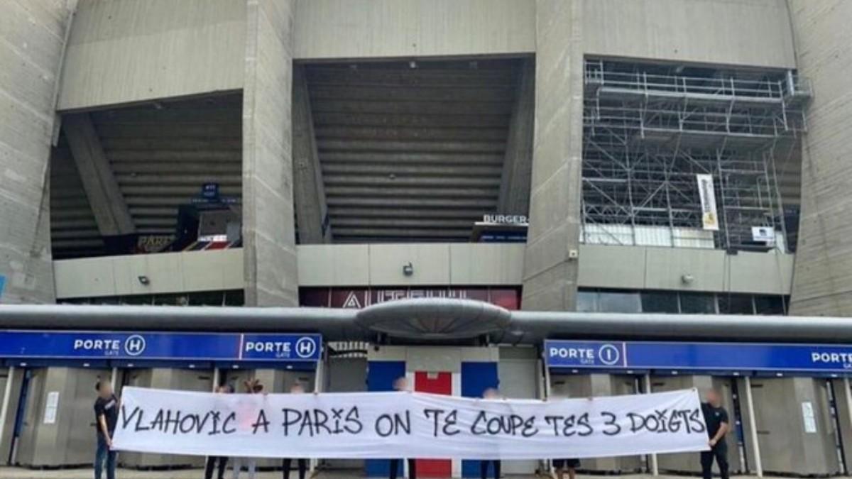 Aficionados ultras del PSG avisando a Vlahovic