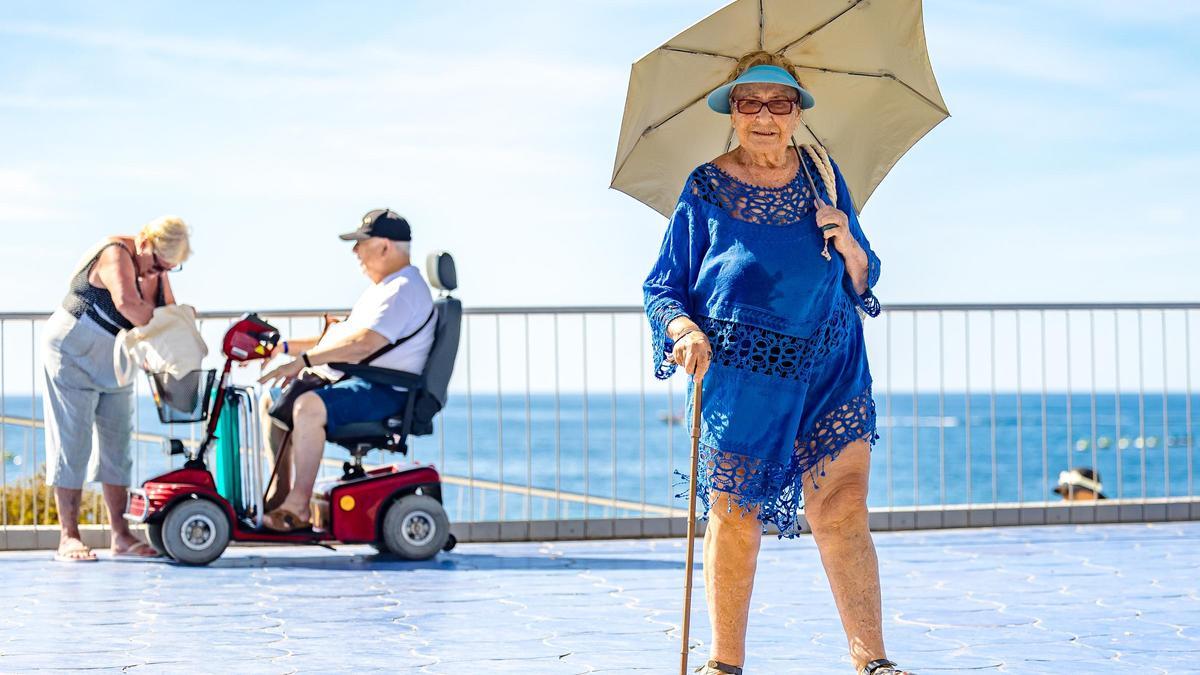 Varios mayores en Benidorm, en una imagen de archivo.