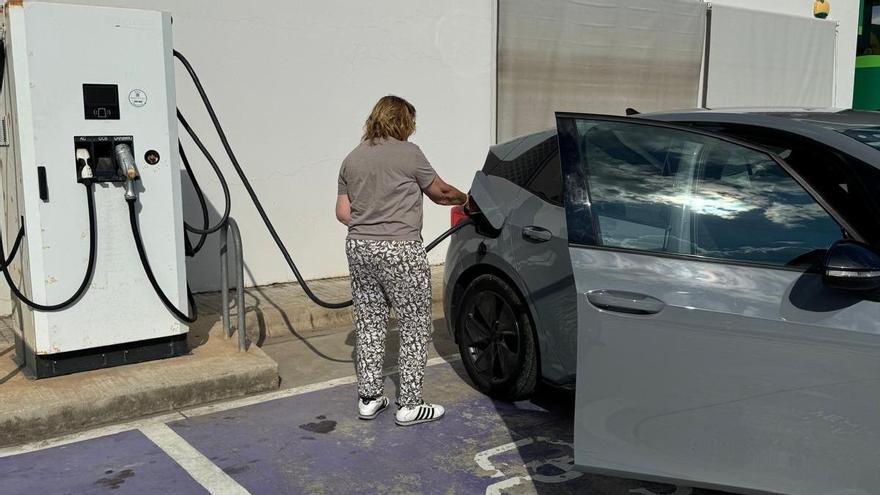 Lades-ulensuche-statt-Strand-Wie-ein-E-Auto-einen-Mallorca-Urlaub-auf-den-Kopf-stellte