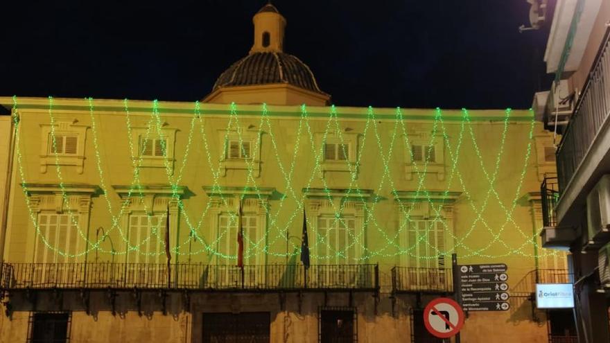 El Ayuntamiento de Orihuela se tiñe de verde en apoyo a los sanitarios que luchan contra el coronavirus