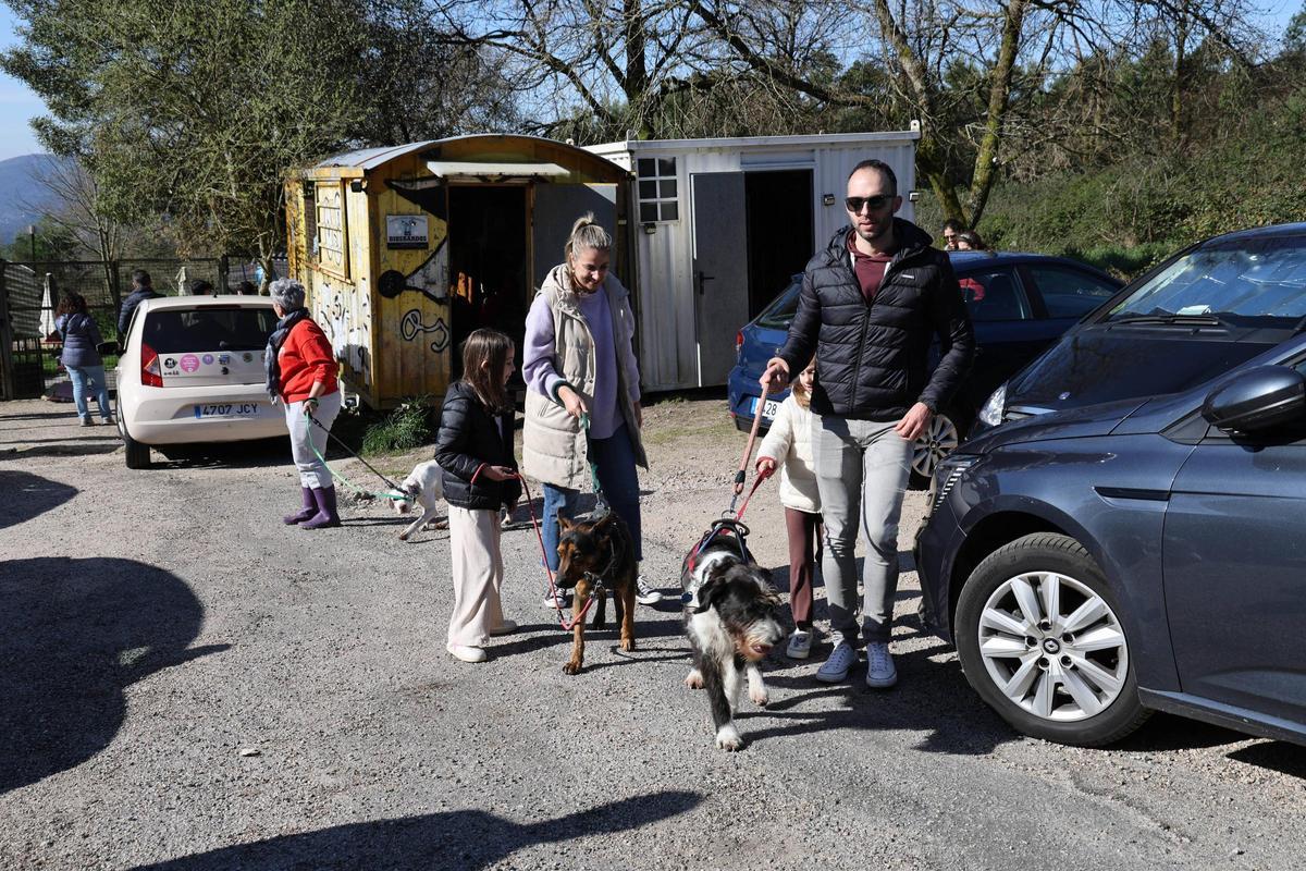 Un paseo por una buena causa: la protectora Os Biosbardos y FARO se unen en la suscripción solidaria