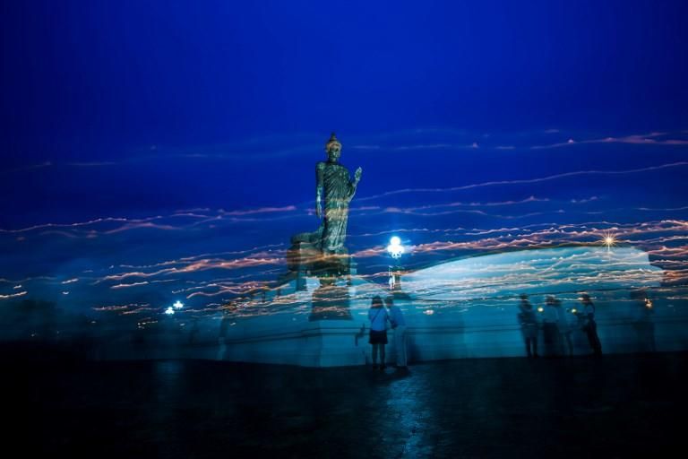 Seguidores del budismo caminan alrededor de la estatua gigante de Buda / AFP PHOTO / Jewel SAMAD