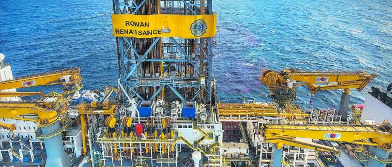Panorámica aérea del buque Rowan Renaissance durante la búsqueda de hidrocarburos llevada a cabo por Repsol en aguas canarias en 2015.