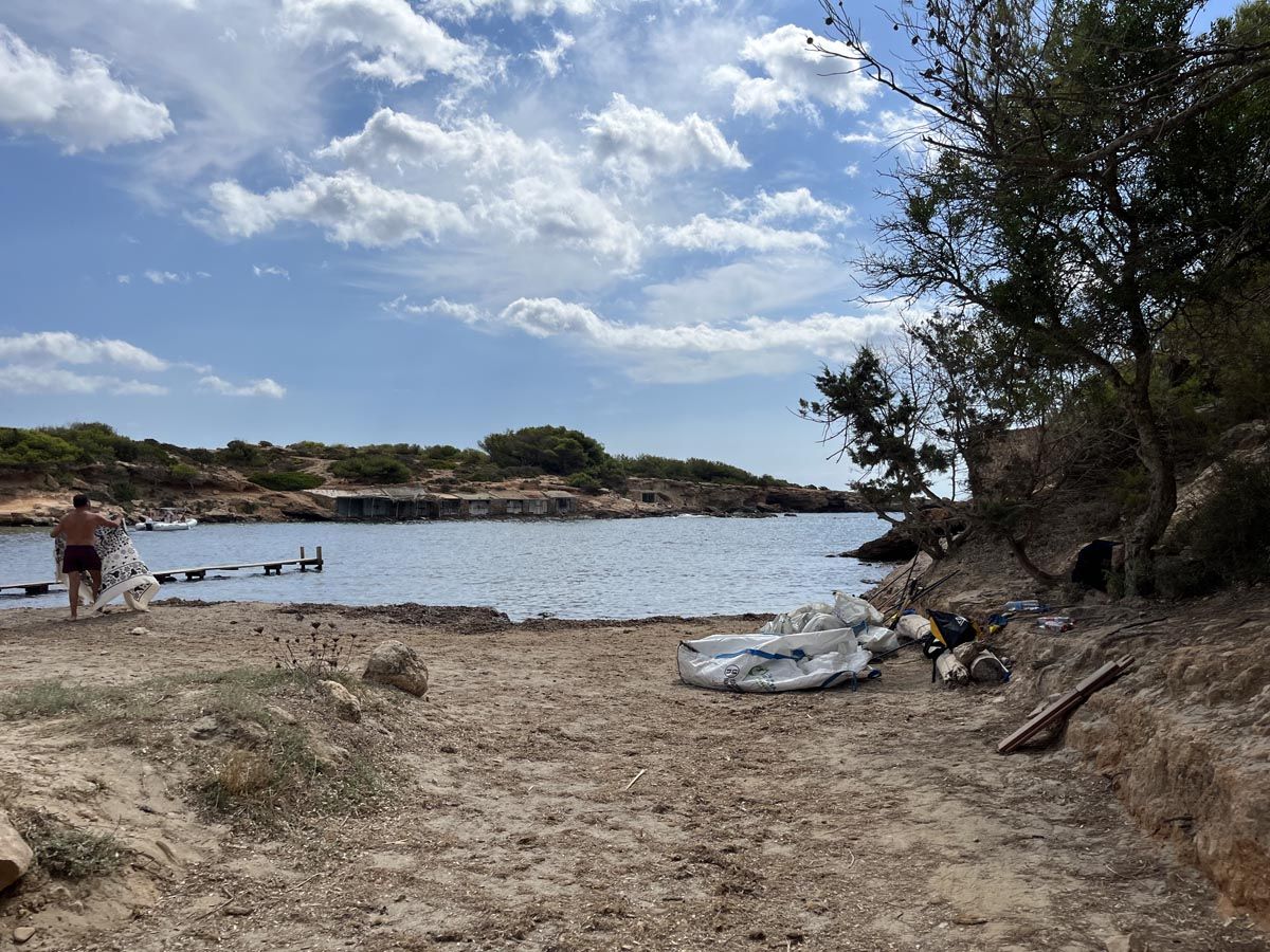 Limpieza de los restos del yate hundido en Ibiza