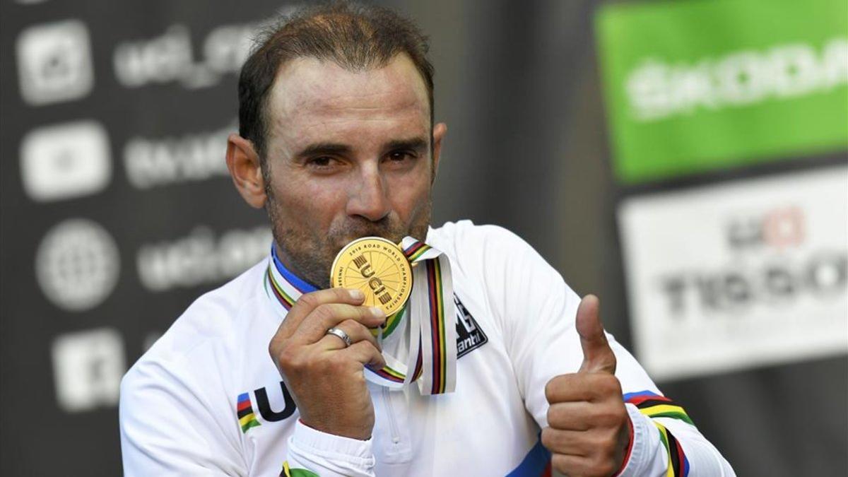 Alejandro Valverde besa la medalla de oro conseguida en Innsbruck