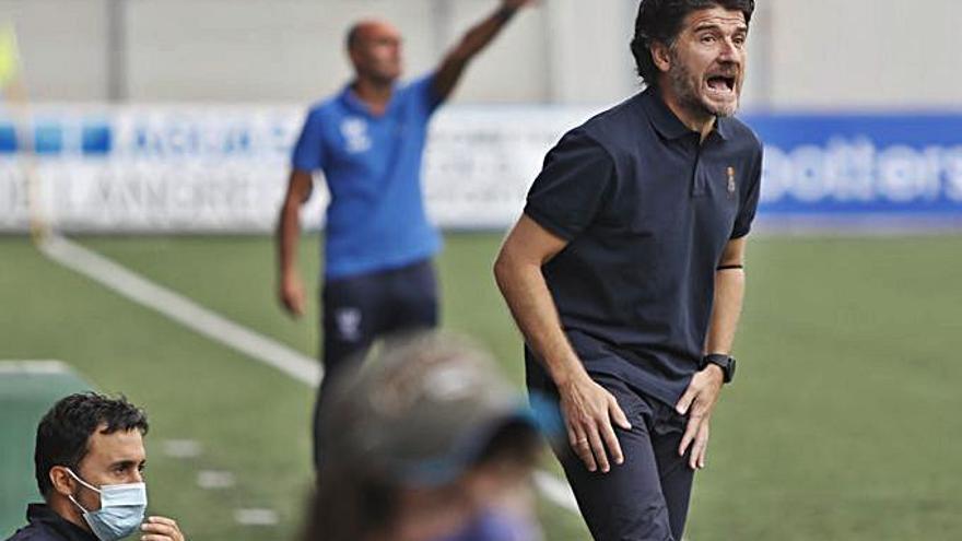 Samuel, entrenador del Langreo, dando instrucciones en el partido ante el Marino. | Luisma Murias