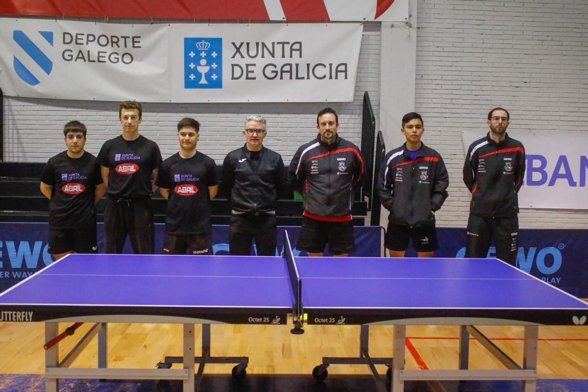 Los dos equipos formando antes del partido.