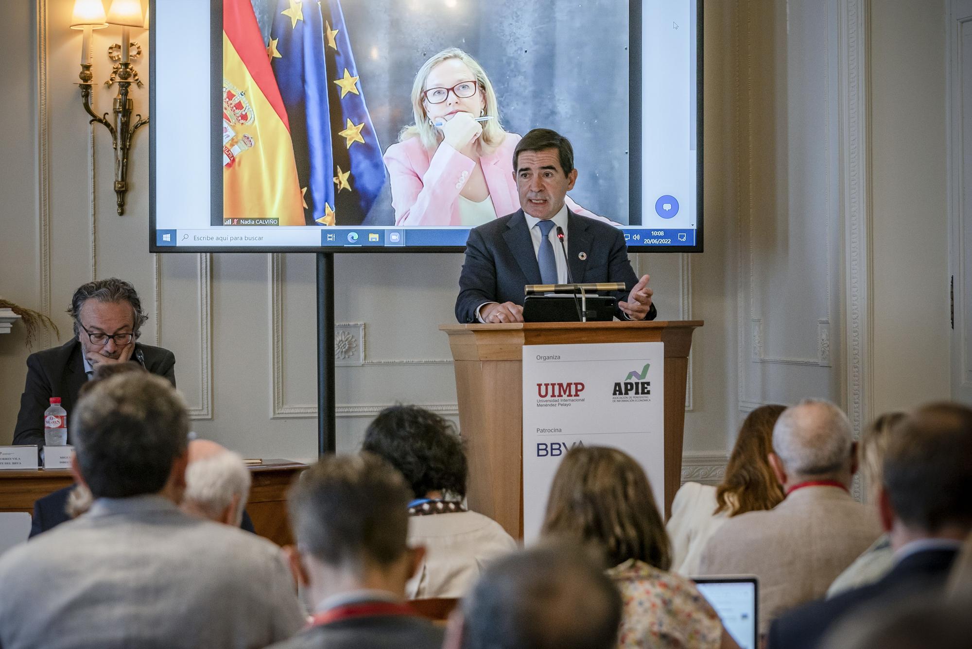 La vicepresidenta económica, Nadia Calviño, y el presidente del BBVA, Carlos Torres Vila