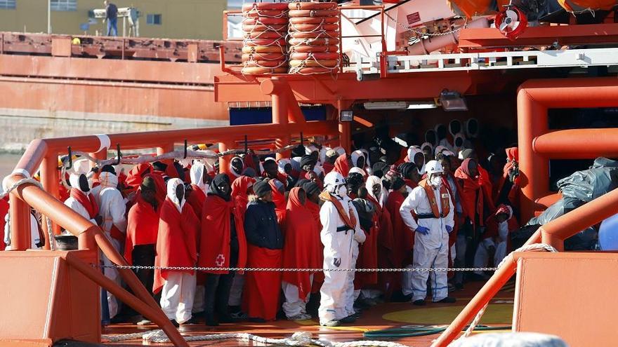 Imagen de inmigrantes rescatados por una embarcación de Salvamento Marítimo llegando al Puerto de Málaga.