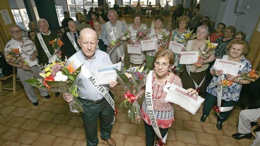 Miss y Míster Estrada, ayer, junto a los demás premiados, que representarán a A Estrada el sábado en O Carballiño. // Bernabé / Cris M.V.