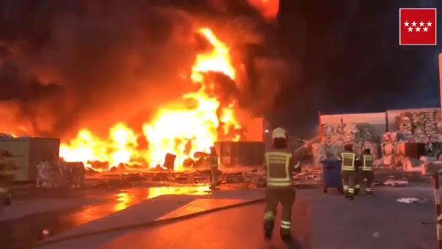 Espectacular incendio de una planta de reciclaje en Alcorcón