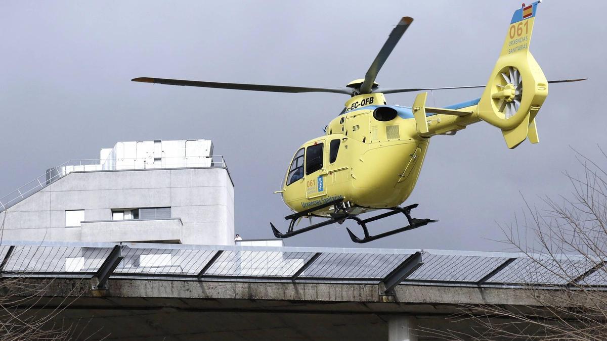 Helicóptero del 061 aterrizando en el Hospital de Santiago.