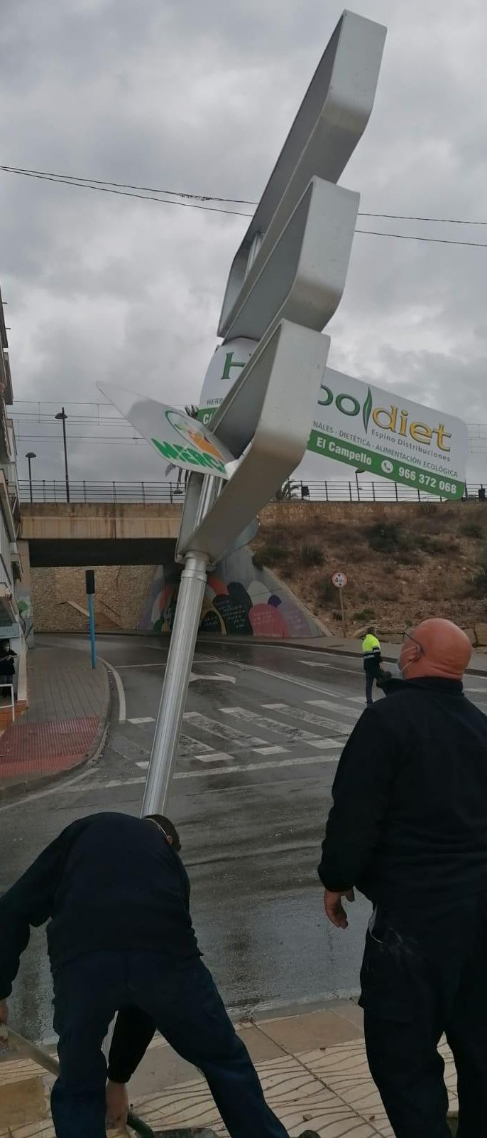 El Campello recupera la zona afectada por los daños de la manga marina