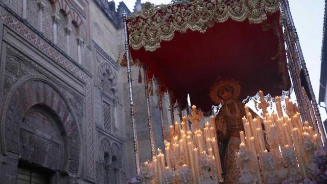 La noche culmina un Martes Santo primaveral e histórico