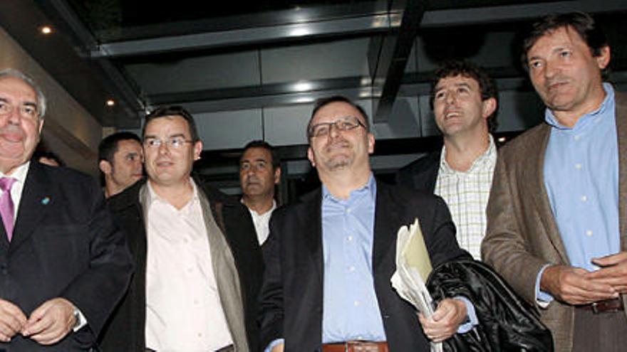 El presidente del Principado, Vicente Álvarez Areces (i), junto al coordinador general de IU en Asturias, Jesús Iglesias (3d) y el secretario general de la Federacion Socialista Asturiana, Javier Fernández (d); entre otras autoridades; momentos antes de la reunión que han mantenido esta tarde en Oviedo.