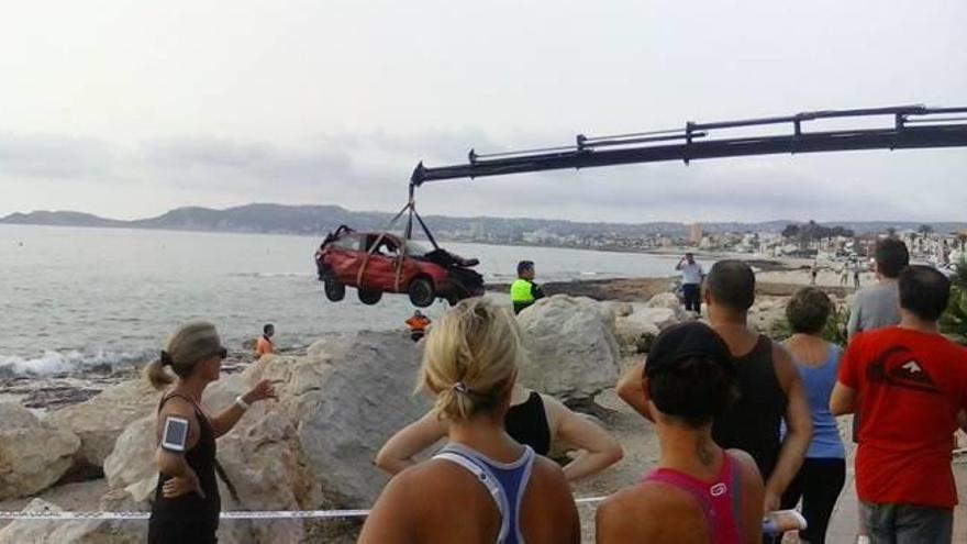 Un coche vuelca en Xàbia y acaba en la playa