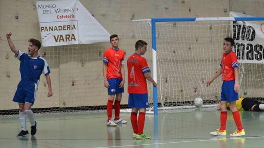 Un jugador celebra un tanto en el duelo Rivas-Verin.