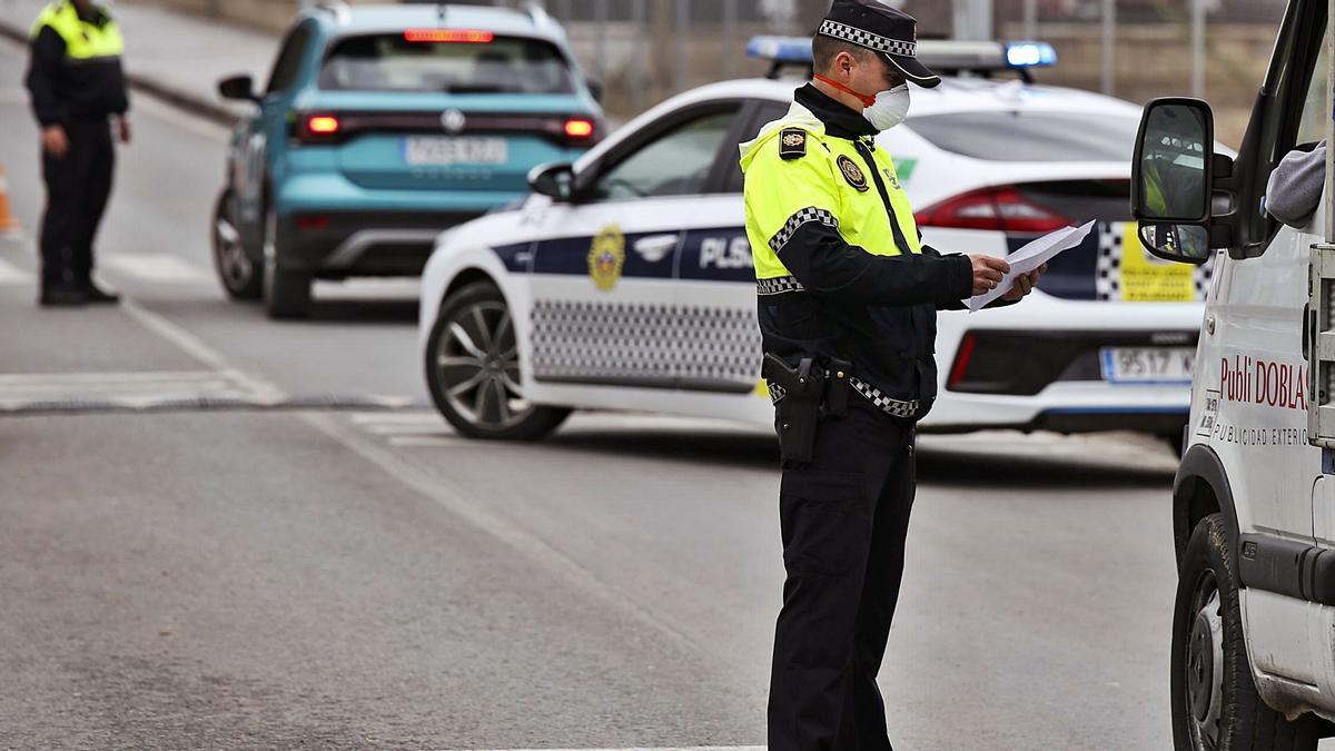 Un control por el covid de la Policía Local de Sant Joan d’Alacant. |