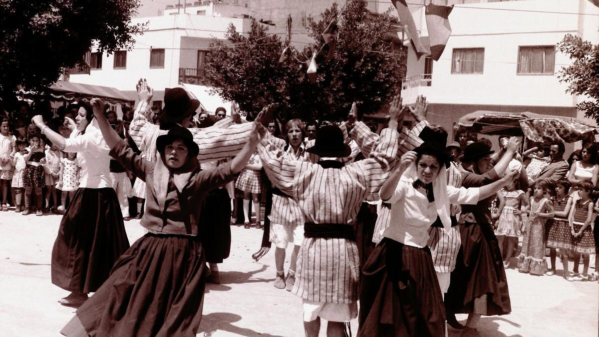 Una agrupación folclórica baila en la romería de El Tablero.