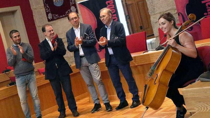 La cellista Alba Reirís actuó, ayer, en la presentación del sexto Festival Rogelio Groba. // A. Hernández