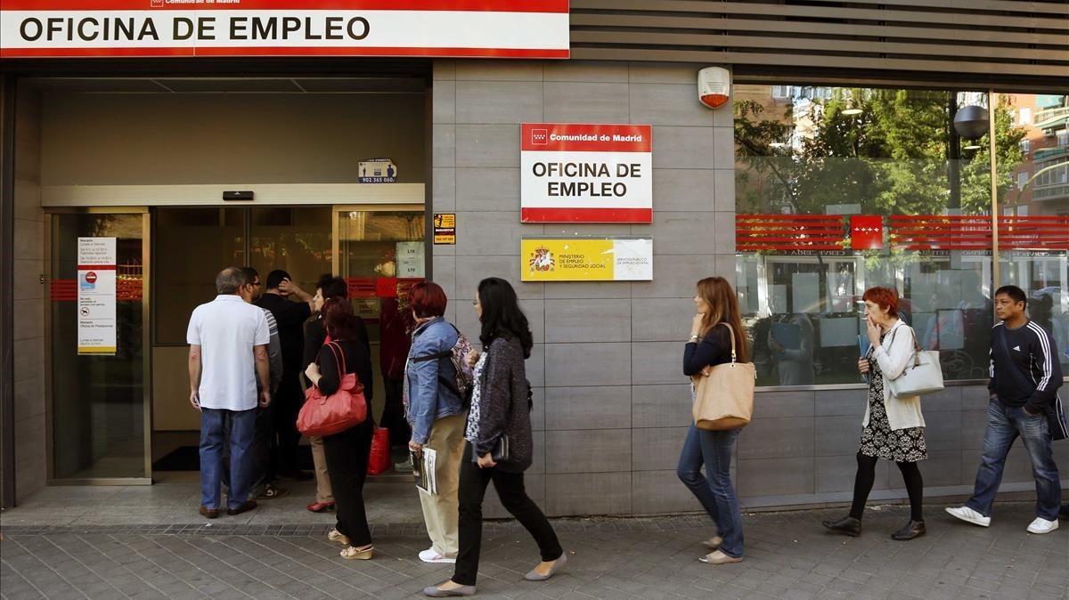 Una fila de parados en una oficina de empleo.