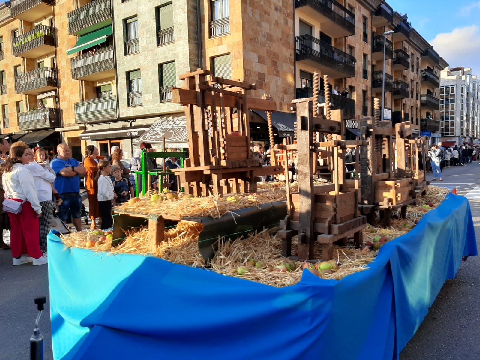 Villaviciosa ofrece el primer mosto a la Portalina: así ha sido el acto seguido de un desfile de carrozas