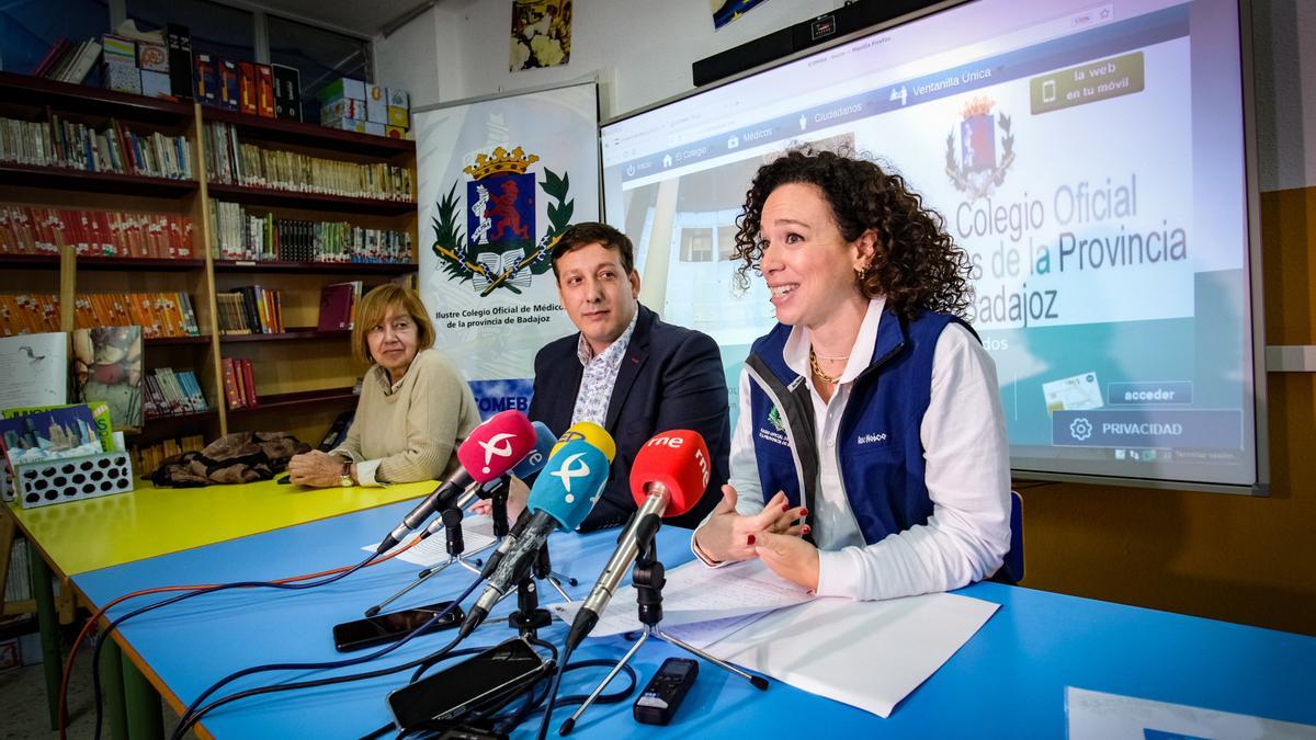 La directora del Manuel Pacheco, Maribel Rodríguez, Francisco Amaya y Sara García, ayer.