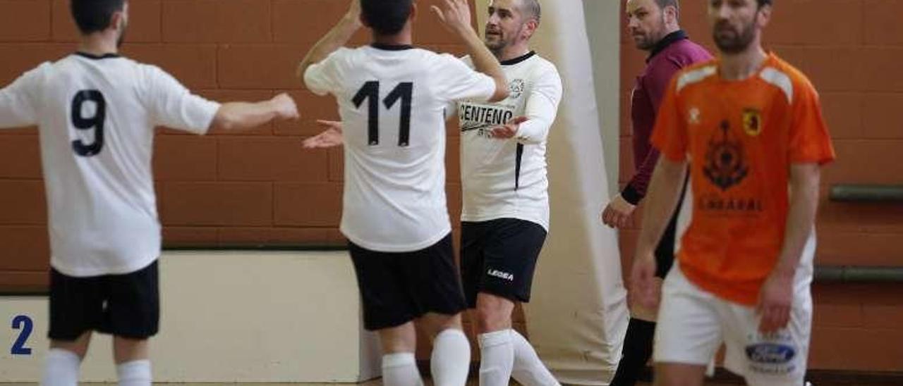 Los jugadores del Cinco As celebran un gol esta temporada.