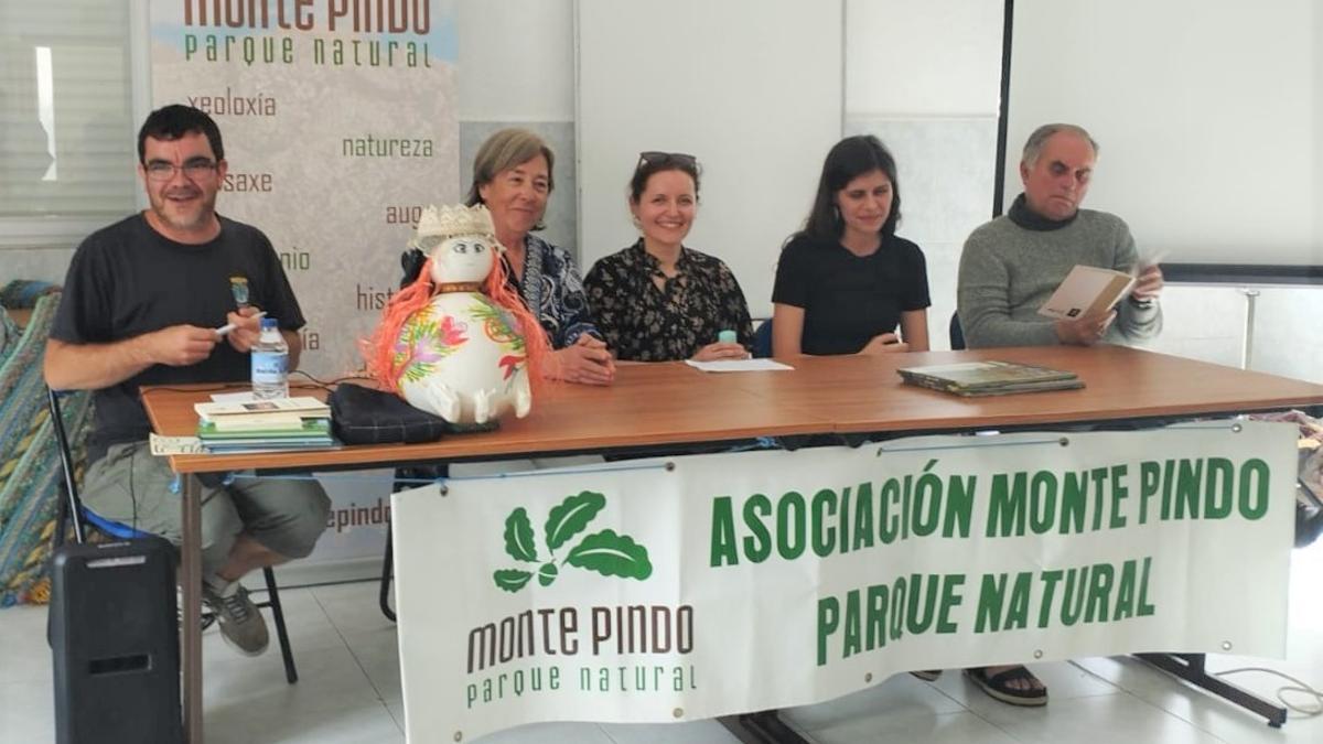 Mario Maceiras, esquerda, María Esther Barreiro, Guadalupe Vázquez, Laura Suárez e Juan Ramón Vidal Romaní, no Pindo