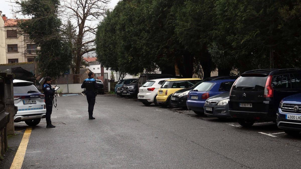 Agentes en el entorno de un colegio de Vilagarcía.