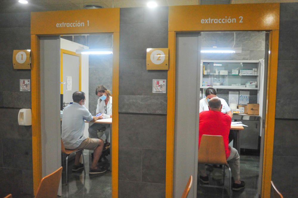 El Hospital do Salnés inicia los test a los docentes con 24 horas de retraso