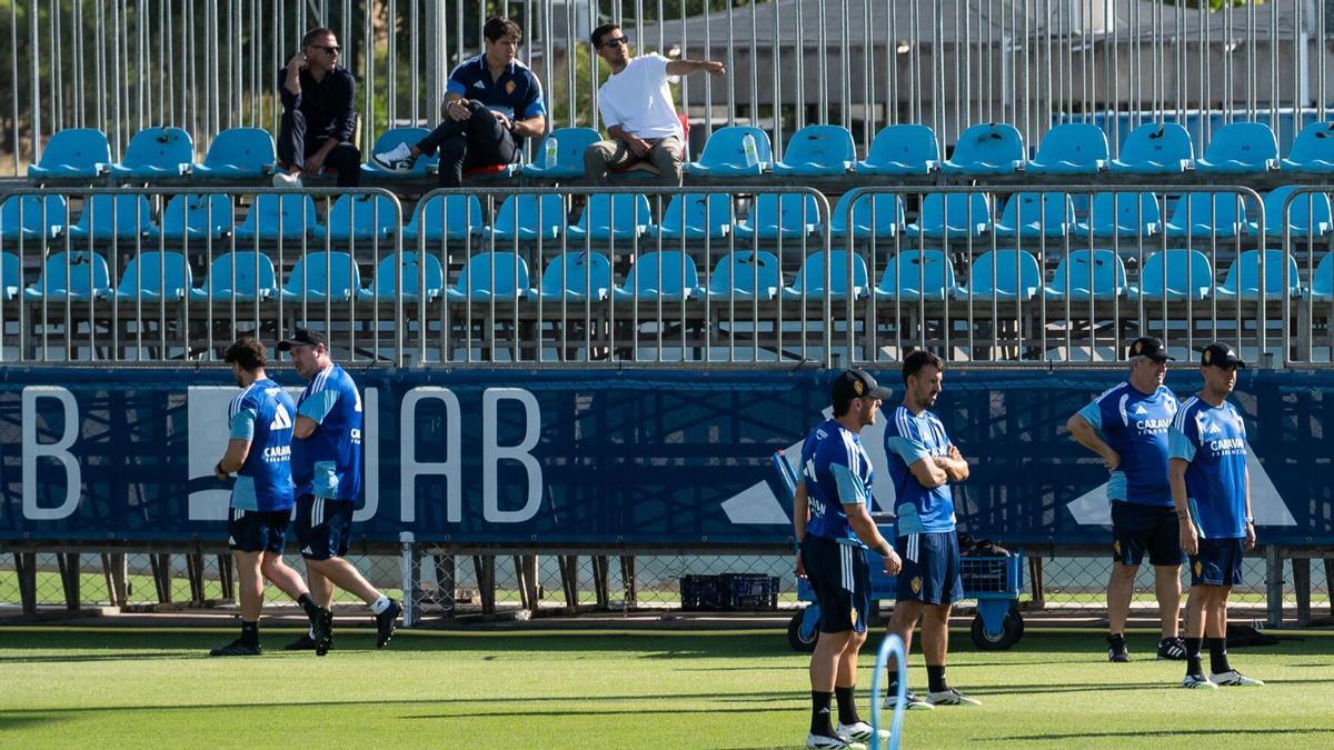 Quique García, Santos Nagore y Fran Gracia, este jueves presenciando el entrenamiento en la grada.