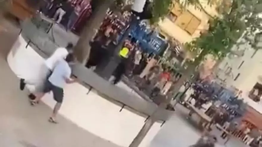 Así ha sido la caída del aficionado herido en los "bous al carrer" de Xàbia