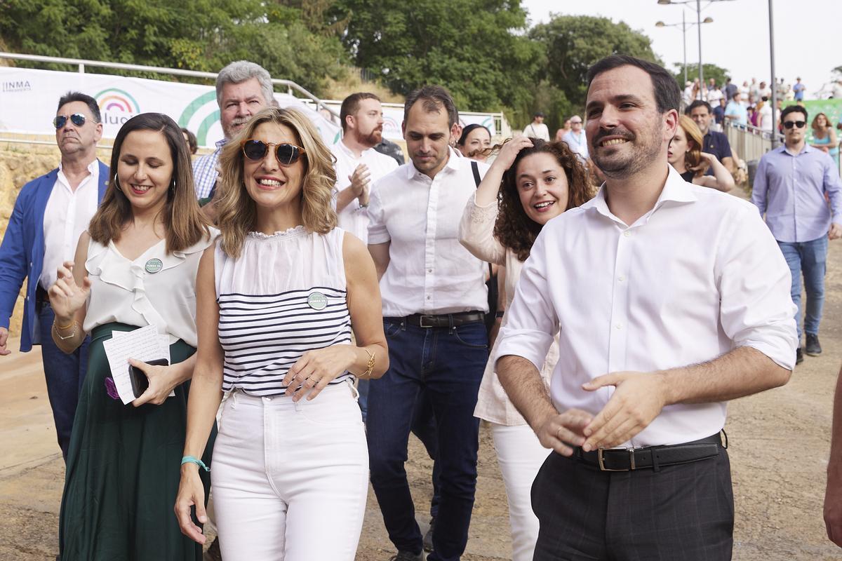 La vicepresidenta segunda del Gobierno, Yolanda Díaz, junto al ministro de Consumo y coordinador federal de IU, Alberto Garzón, durante el acto central de la campaña electoral de la coalición Por Andalucía en el Auditorio Los del Río en Dos Hermanas, a 14 de junio del 2022.