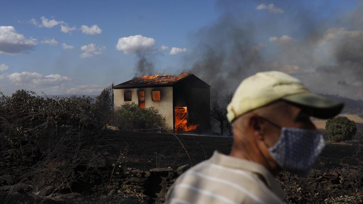 Imágenes del incendio originado en Lober de Aliste.