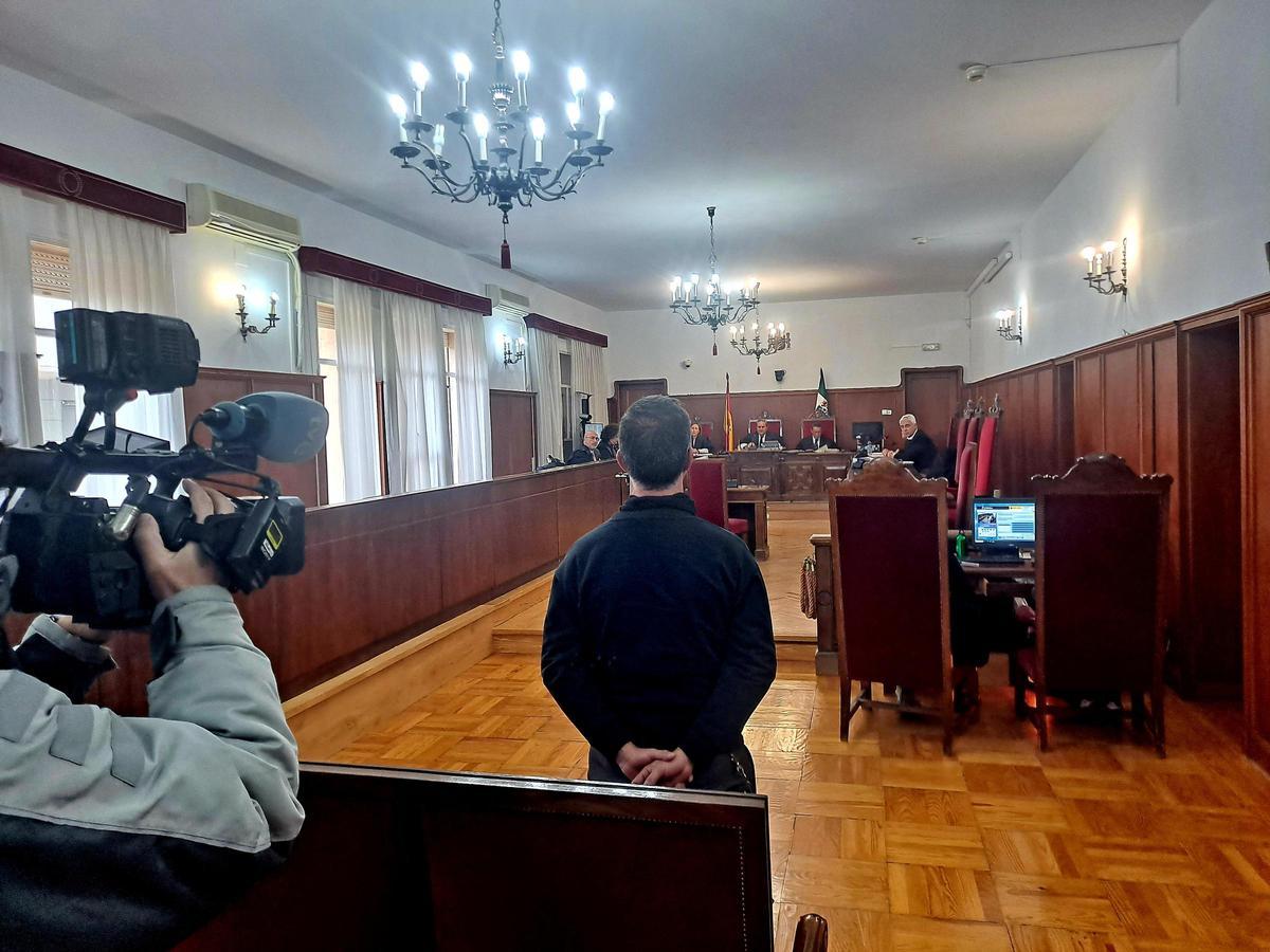 El acusado, de pie, durante el juicio en la Audiencia de Badajoz, este martes.