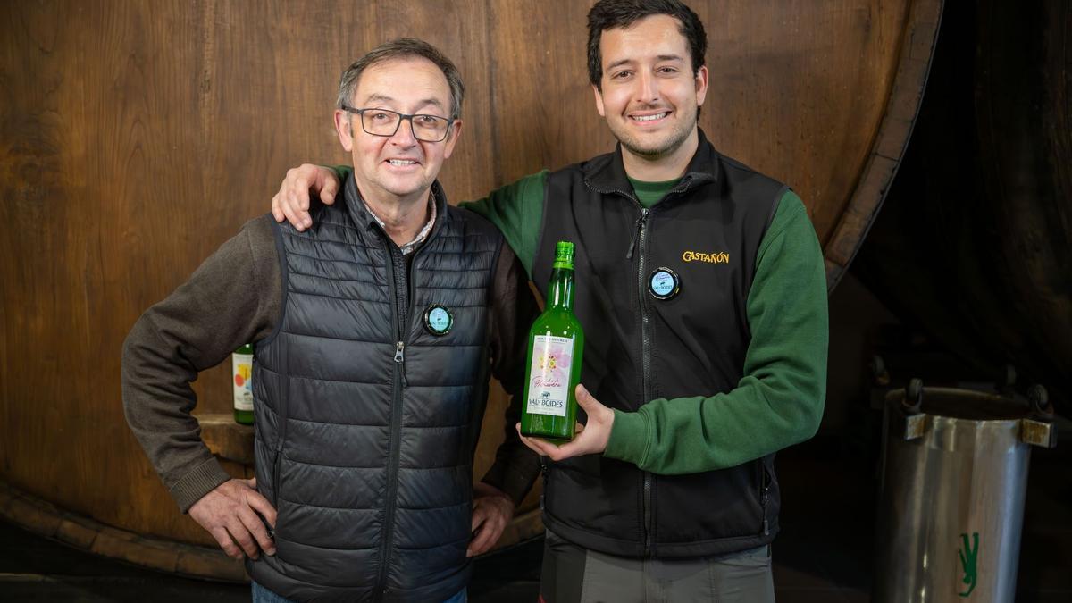 Por la izquierda, Julián y Alfonso Castañón, tercera y cuarta generación de llagareros, con la botella de Sidra edición especial de primavera Val de Boides