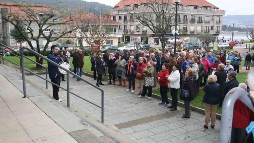 Los concentrados, ayer ante el Concello, tras cortar el tráfico durante 15 minutos. // S. Álvarez