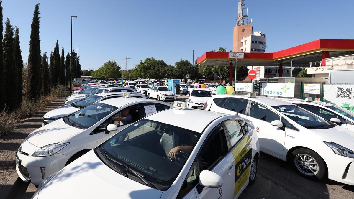 En imágenes | Primera marcha lenta de los taxis de Zaragoza en protesta contra los VTC