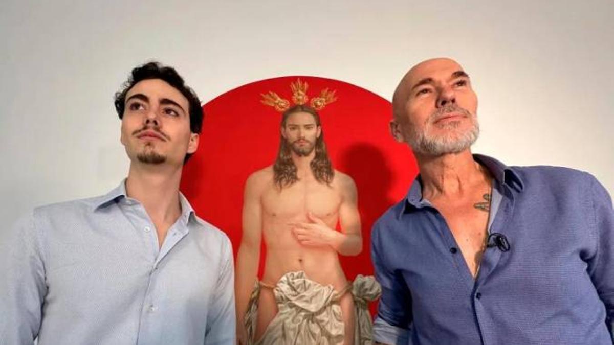 Salustiano García con su hijo, delante del tondo que inspira el cartel de la Semana Santa de Sevilla 2024