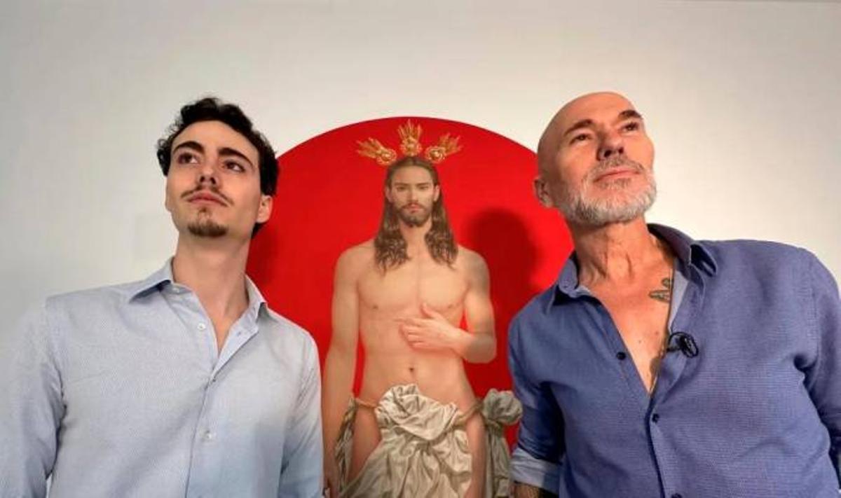 Salustiano García con su hijo, delante del tondo que inspira el cartel de la Semana Santa de Sevilla 2024